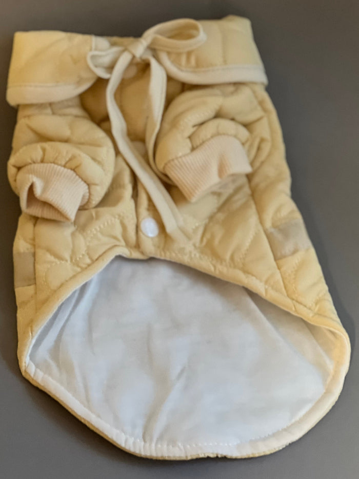 Chamarra de botones color amarillo claro para perros pequeños