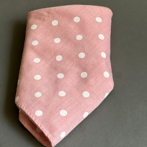 HECHOS DE POLIESTER, VIENEN EN UN SOLO TAMAÑO Y SON CUADRADAS PARA QUE SE PUEDAN ADAPTAR AL CUELLO DEL PERRITO O GATITO COLOR ROSA