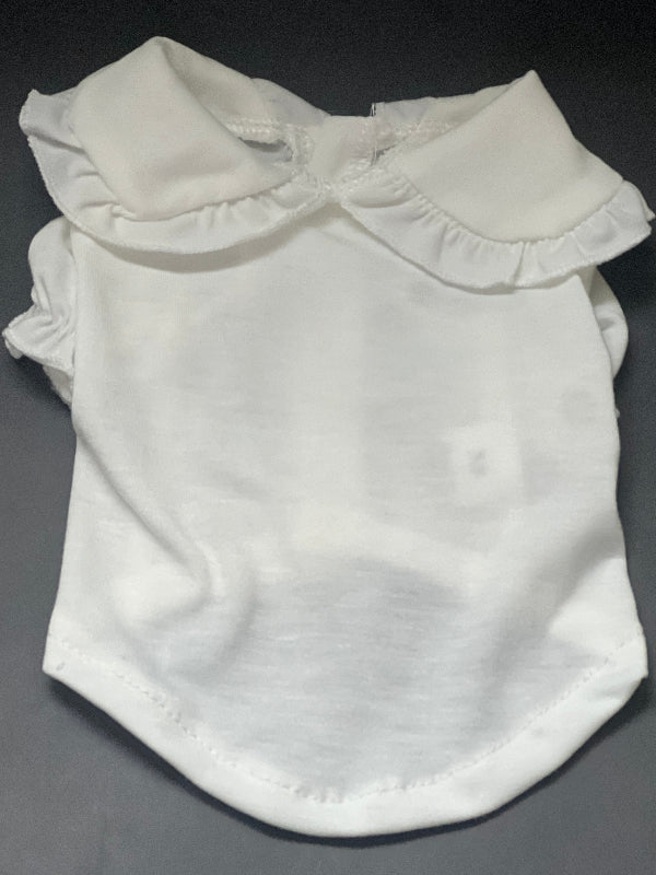 Blusa en color blanco, llena de detalles, desde los botones, el cuello y las mangas, coqueta para perro y gato, es còmoda y fresca.