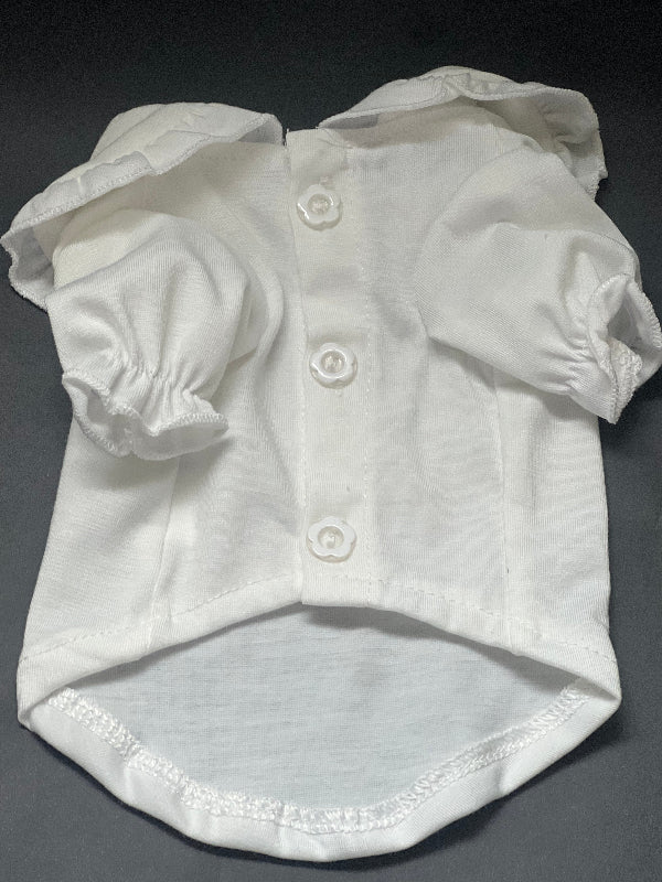 Blusa en color blanco, llena de detalles, desde los botones, el cuello y las mangas, coqueta para perro y gato, es còmoda y fresca.