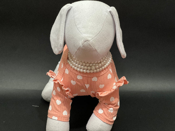 OUTIFT PARA PERRITA Blusa fresca en color rosa con corazones en color blanco. y coqueta para perro y gato, es còmoda, liviana y tiene olanes en los hombros. viene en tes colores. para razas pequeñas a medianas.