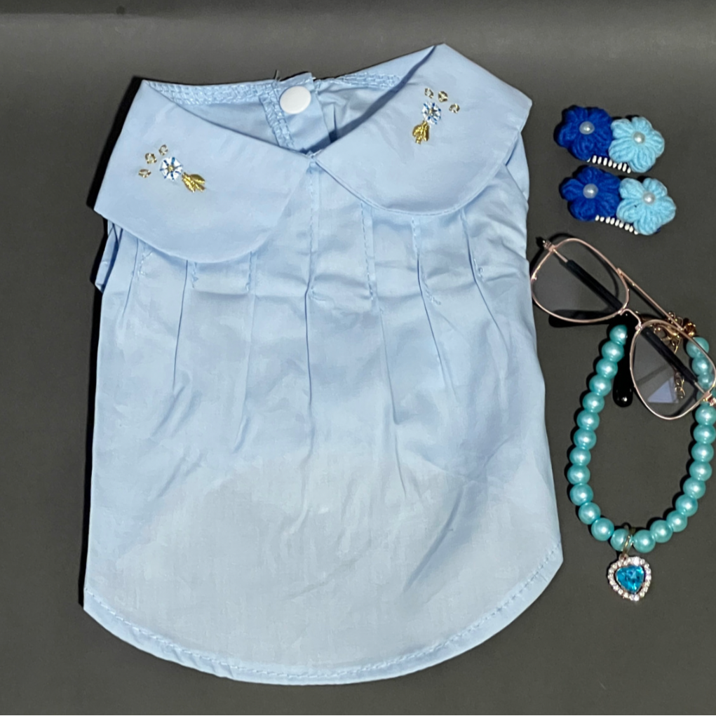 BLUSA AZUL CON CUELLO. PARA PERRO O GATO. FRESCA, DE VESTIR, CON UN BORDADO MUY DELICADO EN EL CUELLO, DE BOTONES.