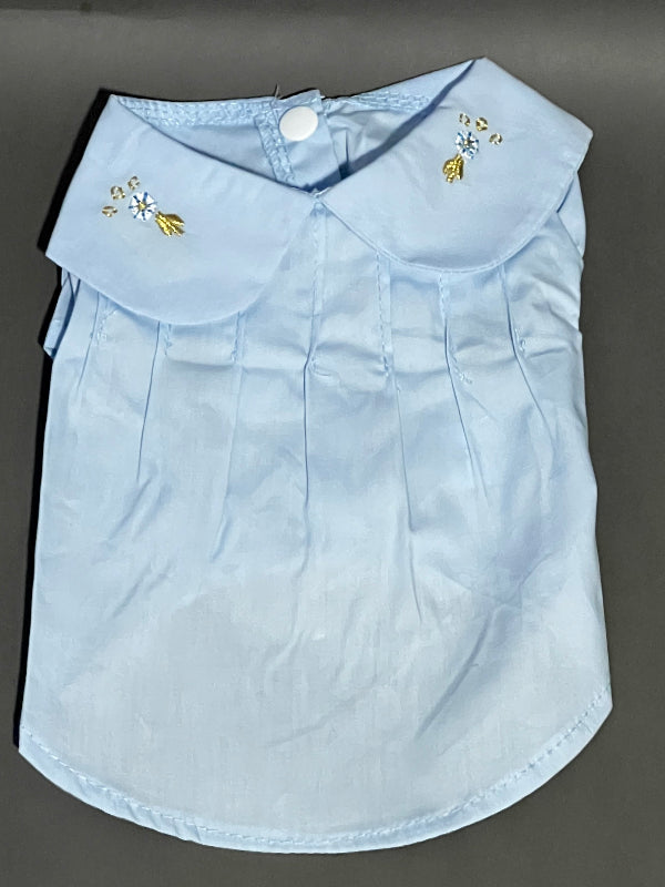 BLUSA AZUL CON CUELLO. PARA PERRO O GATO. FRESCA, DE VESTIR, CON UN BORDADO MUY DELICADO EN EL CUELLO, DE BOTONES.