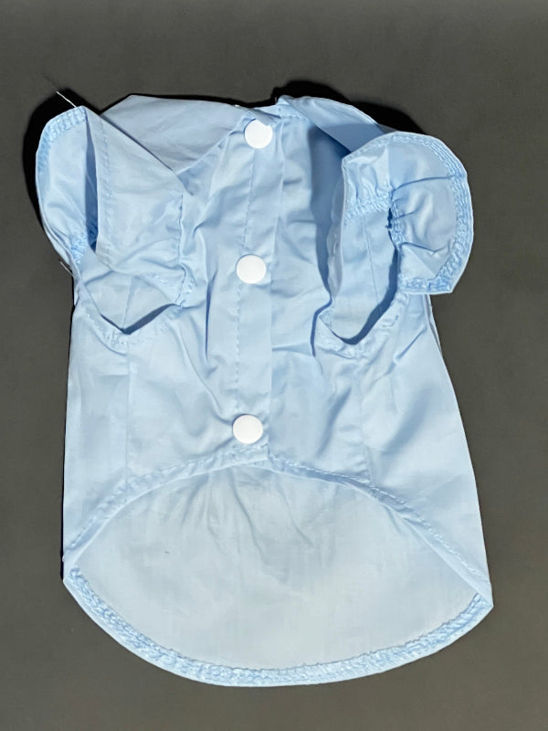 BLUSA AZUL CON CUELLO. PARA PERRO O GATO. FRESCA, DE VESTIR, CON UN BORDADO MUY DELICADO EN EL CUELLO, DE BOTONES.