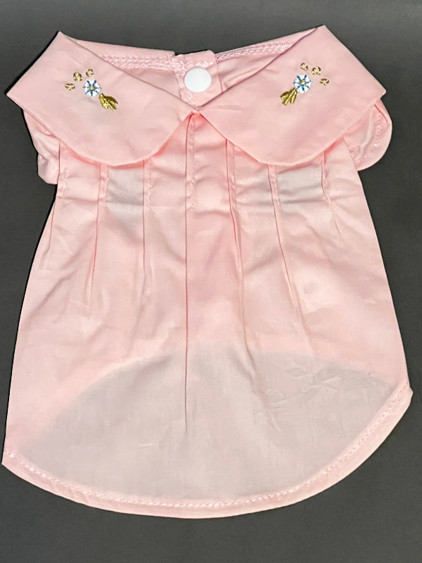 BLUSA ROSA CON CUELLO. PARA PERRO O GATO. FRESCA, DE VESTIR, CON UN BORDADO MUY DELICADO EN EL CUELLO, DE BOTONES.