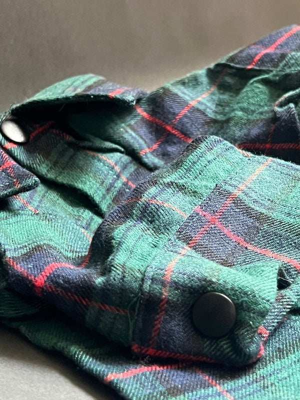 camisa para perro o gato de cuadros verde y azul marino, es de botones a presión, tiene manga tres cuartos. Tiene un poco de lana pero no es demasiado caliente.