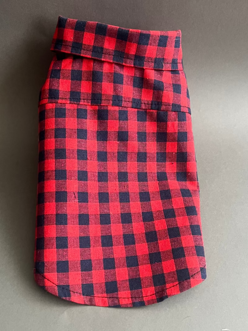 ESTE ES UN OUTFIT CON LA CAMISA DE CUADROS AZUL MARINO Y ROJO. TOP SELLER PUEDE USARLO PERROS O GATOS, ES UNA CAMISA FRESCA COMBINABLE Y UNISEX.