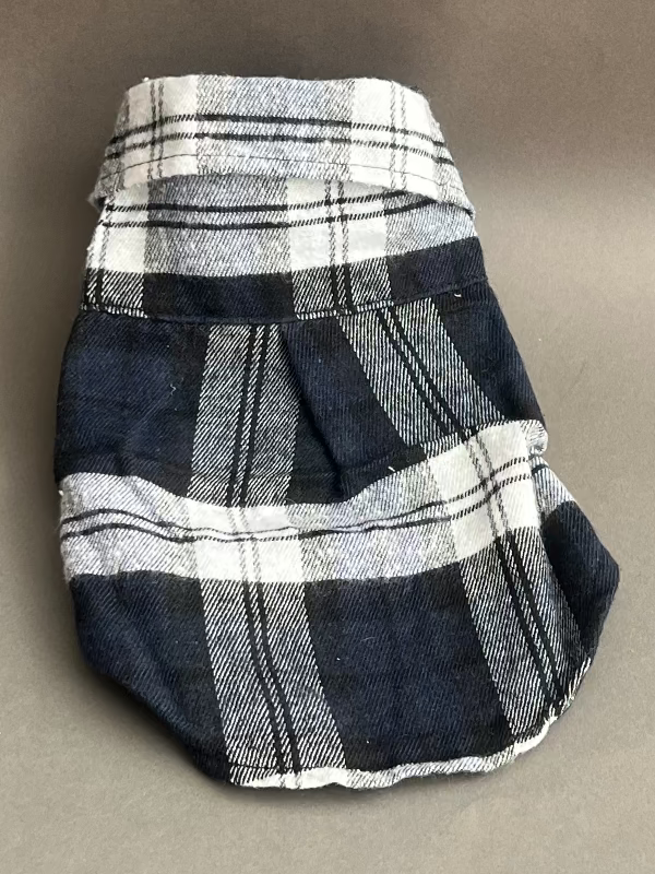 CAMISA PARA PERRO O GATO, MANGA MUY CORTA, LA TELA ES LANOSA PERO NO ES GRUESA. CON UN TONO DE CUADROS AZUL MARINO Y BLANCO LO QUE LA HACE SUPER COMBINABLE