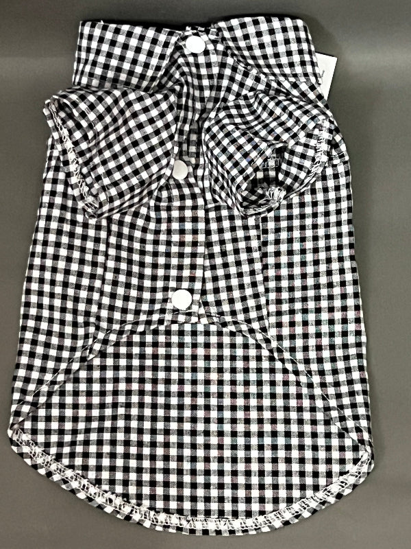 ESTE ES UN OUTFIT CON LA CAMISA DE CUADROS BLANCO Y NEGRO. PUEDE USARLO PERROS O GATOS, ES UNA CAMISA FRESCA COMBINABLE Y UNISEX.