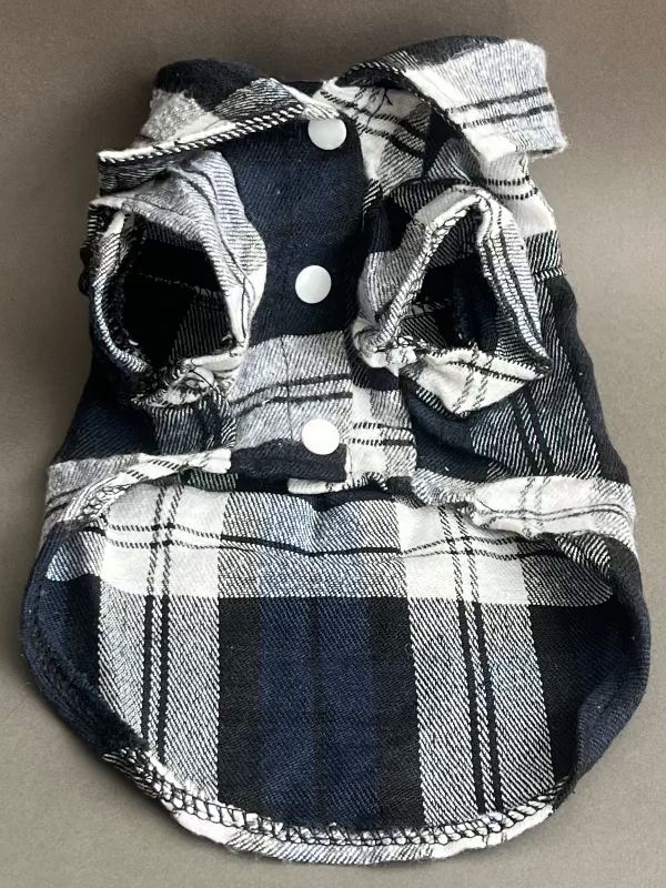 CAMISA PARA PERRO O GATO, MANGA MUY CORTA, LA TELA ES LANOSA PERO NO ES GRUESA. CON UN TONO DE CUADROS AZUL MARINO Y BLANCO LO QUE LA HACE SUPER COMBINABLE