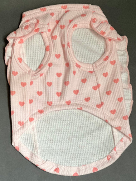 una camiseta fresca para perro o gato en color rosa y estampado de carazoncitos. coqueta liviana ideal para estar bien arreglado sin pasar calor.