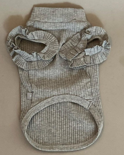 CAMISETA EN COLOR GRIS PARA PERRO O GATO. SUPER COQUETA CON OLANES EN LOS HOMBROS, NO TIENE MANGAS POR LO QUE LA HACE IDEAL PARA EL VERANO. SIMPLEMENTE SE METE POR LA CABEZA PORQUE NO TIENE NI CIERRE NNI BOTONES.
