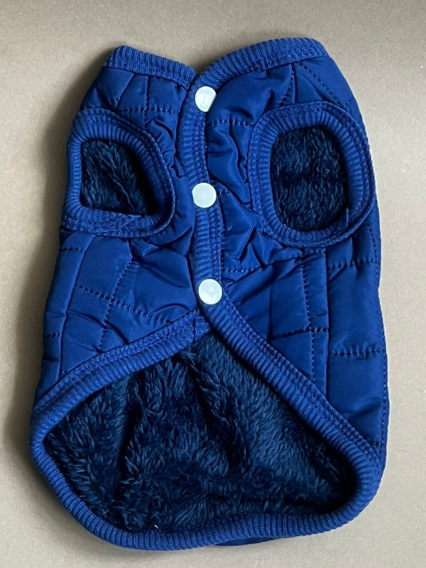 Chaleco en color azul para perro o gato, es calientito, está forrado por dentro unisex. trae la argolla para sujetar la correa. es para razas pequeñas a medianas.