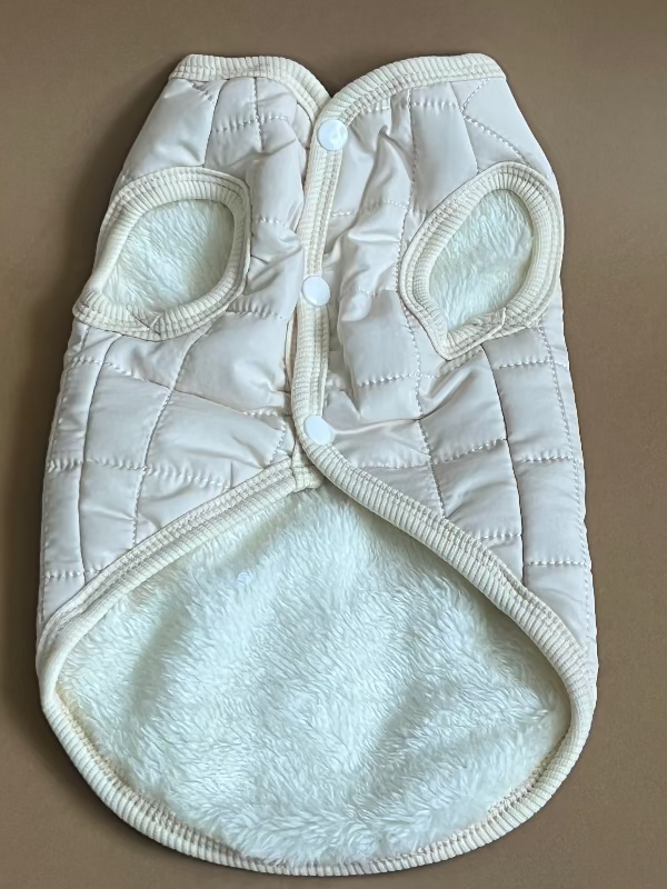 Chaleco en color crema para perro o gato, es calientito, está forrado por dentro unisex. trae la argolla para sujetar la correa. es para razas pequeñas a medianas.