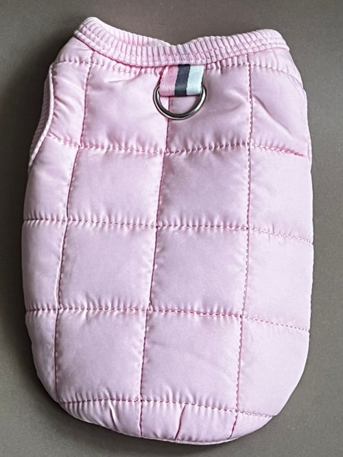 Chaleco en color rosa para perro o gato, es calientito, está forrado por dentro unisex. trae la argolla para sujetar la correa. es para razas pequeñas a medianas.