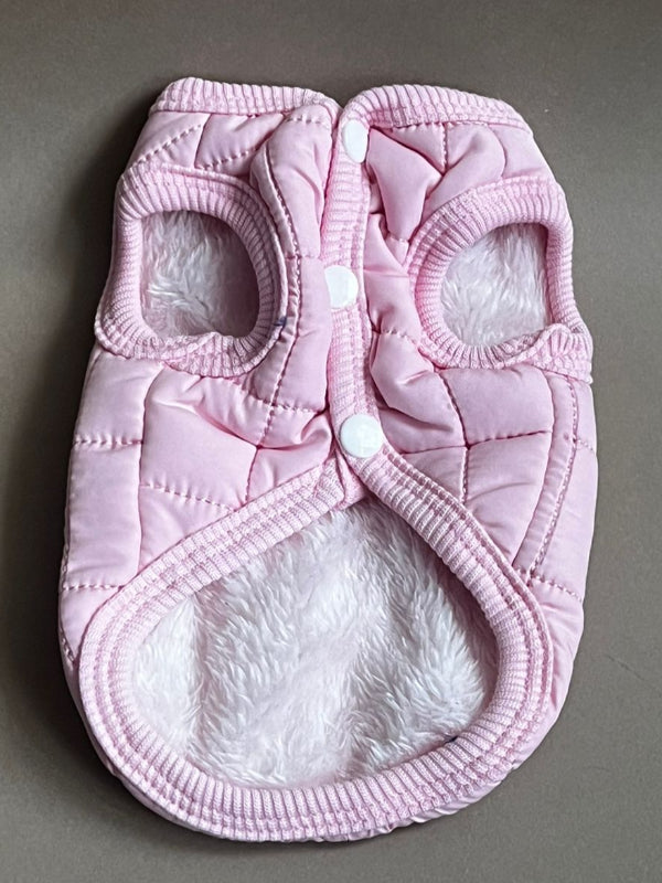 Chaleco en color rosa para perro o gato, es calientito, está forrado por dentro unisex. trae la argolla para sujetar la correa. es para razas pequeñas a medianas.