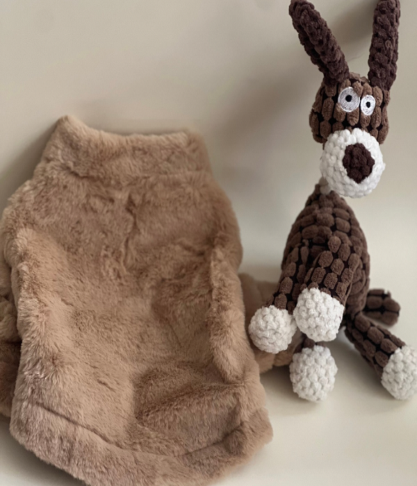 CHAMARRA COLOR CAFE PELUDA POR FUERA, ES DE CIERRE, NO ES FORRADA POR DENTRO, PERO ES CALIENTITA Y MUY BONITA. IDEAL PARA PERRO Y TAMBIÉN GATO DE PEQUEÑOS A MEDIANOS.