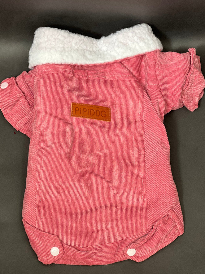 CHAQUETA ROSA PARA PERRO DE PANA FORRADA POR DENTRO, ES CALIENTITA, CON UN CORTE MODERNO. IDEAL PARA OTOÑO INVIERNO. CLIMAS FRIOS.