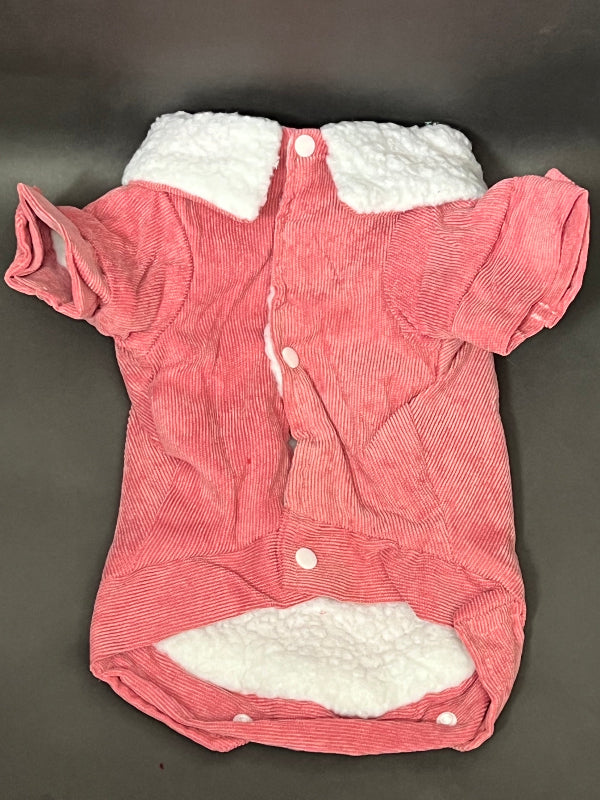 CHAQUETA ROSA PARA PERRO DE PANA FORRADA POR DENTRO, ES CALIENTITA, CON UN CORTE MODERNO. IDEAL PARA OTOÑO INVIERNO. CLIMAS FRIOS.