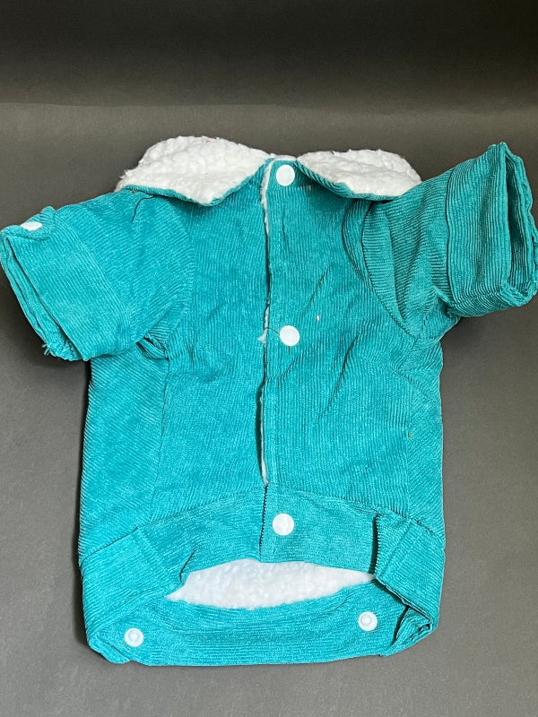 CHAQUETA AZUL PARA PERRO DE PANA FORRADA POR DENTRO, ES CALIENTITA, CON UN CORTE MODERNO. IDEAL PARA OTOÑO INVIERNO. CLIMAS FRIOS.