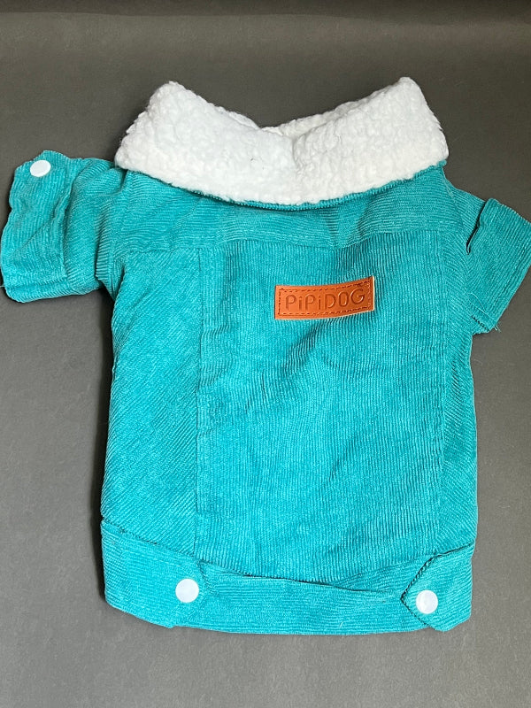 CHAQUETA AZUL PARA PERRO DE PANA FORRADA POR DENTRO, ES CALIENTITA, CON UN CORTE MODERNO. IDEAL PARA OTOÑO INVIERNO. CLIMAS FRIOS.