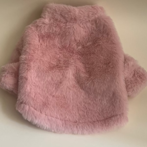 CHAMARRA COLOR ROSA PELUDA POR FUERA, ES DE CIERRE, NO ES FORRADA POR DENTRO, PERO ES CALIENTITA Y MUY BONITA. IDEAL PARA PERRO Y TAMBIÉN GATO DE PEQUEÑOS A MEDIANOS.