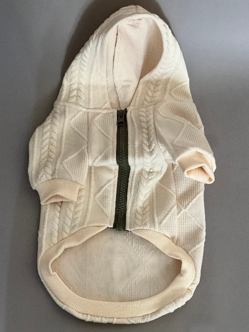 SUDADERA CON CAPUCHA EN COLOR OFF WHITE, MUY ELEGANTE, IDEAL PARA DIAS FRESCOS O FRÌOS. PARA PERRO Y GATOS PEQUEÑOS A MEDIANOS. ES CON CIERRE, MANGA LARGA.