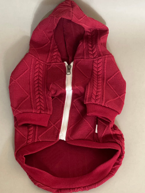 SUDADERA CON CAPUCHA EN COLOR ROJO VINO, MUY ELEGANTE, IDEAL PARA DIAS FRESCOS O FRÌOS. PARA PERRO Y GATOS PEQUEÑOS A MEDIANOS. ES CON CIERRE, MANGA LARGA.