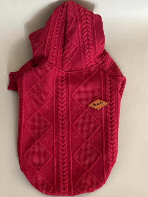 SUDADERA CON CAPUCHA EN COLOR ROJO VINO, MUY ELEGANTE, IDEAL PARA DIAS FRESCOS O FRÌOS. PARA PERRO Y GATOS PEQUEÑOS A MEDIANOS. ES CON CIERRE, MANGA LARGA.