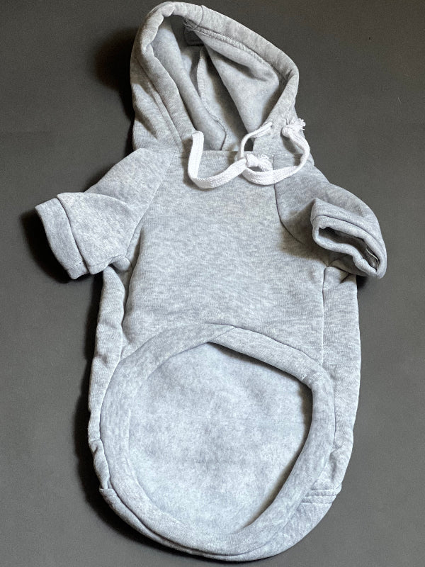 SUDADERA CON CAPUCHA COLOR GRIS, TIENE UN BOLSILLO PQUEÑO ATRAS, PARA GUARDAR ALGUN PREMIO O SUS BOLSITAS. PARA RAZAS PEQUEÑAS, MEDIANAS Y GRANDES.