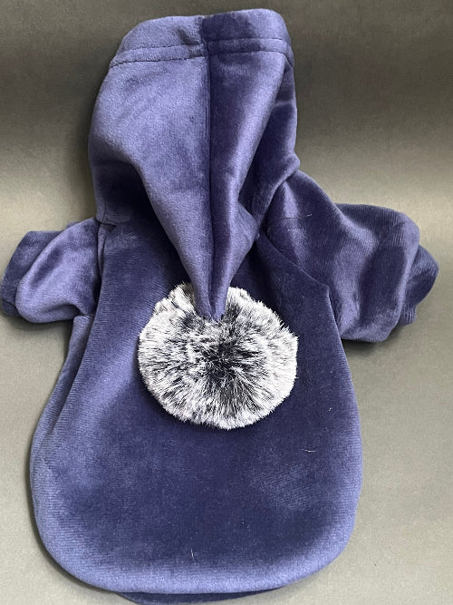 HOODIE AZUL MARINO CON CAPUCHA, PIEL DE DURAZNO, NO TIENE CIERRE NI BOTONES ES TIPO JERSEY. MANGA LARGA. ES SUPER CALIENTITO.PARA RAZAS PEQUEÑAS A MEDIANAS.