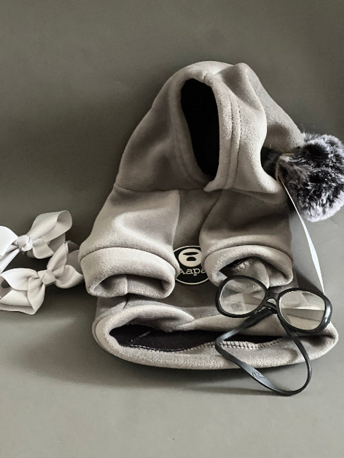 OUTFIT CON HOODIE GRIS CON CAPUCHA, PIEL DE DURAZNO, NO TIENE CIERRE NI BOTONES ES TIPO JERSEY. MANGA LARGA. ES SUPER CALIENTITO.PARA RAZAS PEQUEÑAS A MEDIANAS.
