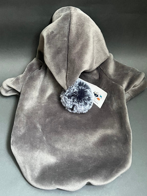 HOODIE GRIS CON CAPUCHA, PIEL DE DURAZNO, NO TIENE CIERRE NI BOTONES ES TIPO JERSEY. MANGA LARGA. ES SUPER CALIENTITO.PARA RAZAS PEQUEÑAS A MEDIANAS.