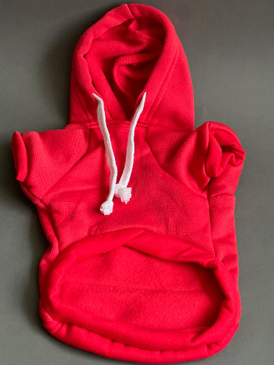 SUDADERA CON CAPUCHA COLOR ROJO, TIENE UN BOLSILLO PQUEÑO ATRAS, PARA GUARDAR ALGUN PREMIO O SUS BOLSITAS. PARA RAZAS PEQUEÑAS, MEDIANAS Y GRANDES.