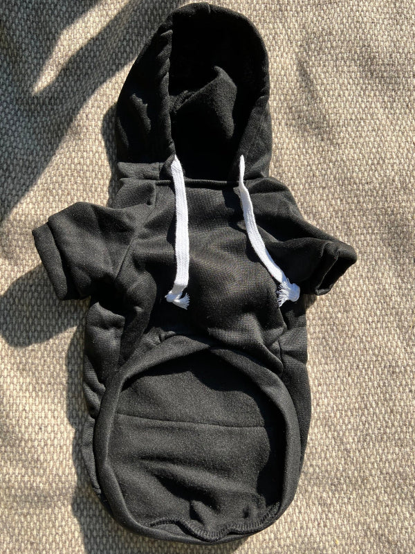 SUDADERA CON CAPUCHA COLOR NEGRO TIENE UN BOLSILLO PQUEÑO ATRAS, PARA GUARDAR ALGUN PREMIO O SUS BOLSITAS. PARA RAZAS PEQUEÑAS, MEDIANAS Y GRANDES.