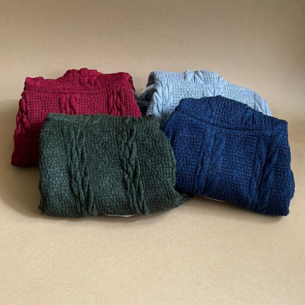 SUDADERA TEJIDA CON CAPUCHA , FORRADA EN TELA POLAR, ES SIN MANGA, MUY CALIENTITA IDEAL PARA PERRO Y GATO. COMODA Y ELEGANTE. VIENE EN 4 COLORES.