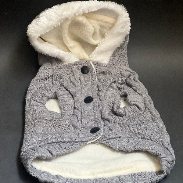 SUDADERA TEJIDA CON CAPUCHA , EN COLOR GRIS, FORRADA EN TELA POLAR, ES SIN MANGA, MUY CALIENTITA IDEAL PARA PERRO Y GATO. COMODA Y ELEGANTE.
