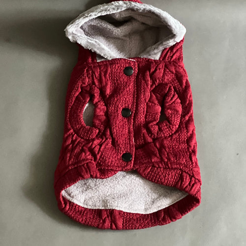 SUDADERA TEJIDA CON CAPUCHA , EN COLOR ROJO VINO,FORRADA EN TELA POLAR, ES SIN MANGA, MUY CALIENTITA IDEAL PARA PERRO Y GATO. COMODA Y ELEGANTE.