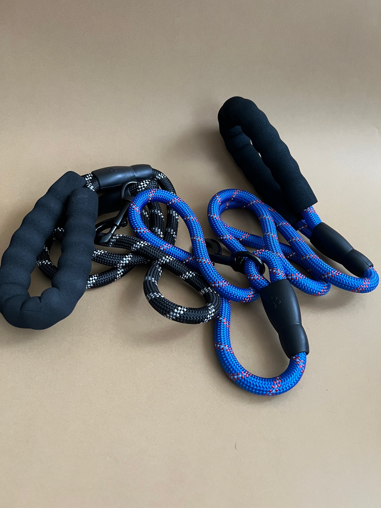 Correa tubular con manilla acolchada.