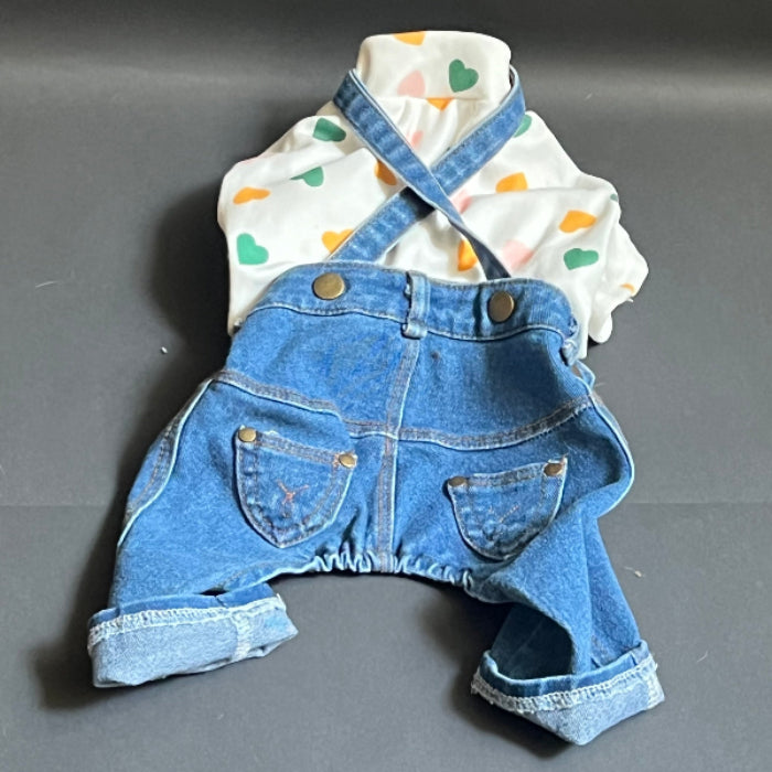 OUTFIT CON OVEROL DE MEZCLILLA PARA PERRO O GATO, UNA MEZCLILLA SUAVE QUE LES PROPORCIONA COMODIDAD, PERO SE VEN BIEN VESTIDOS, IDEALES PARA DIAS DE CALOR,