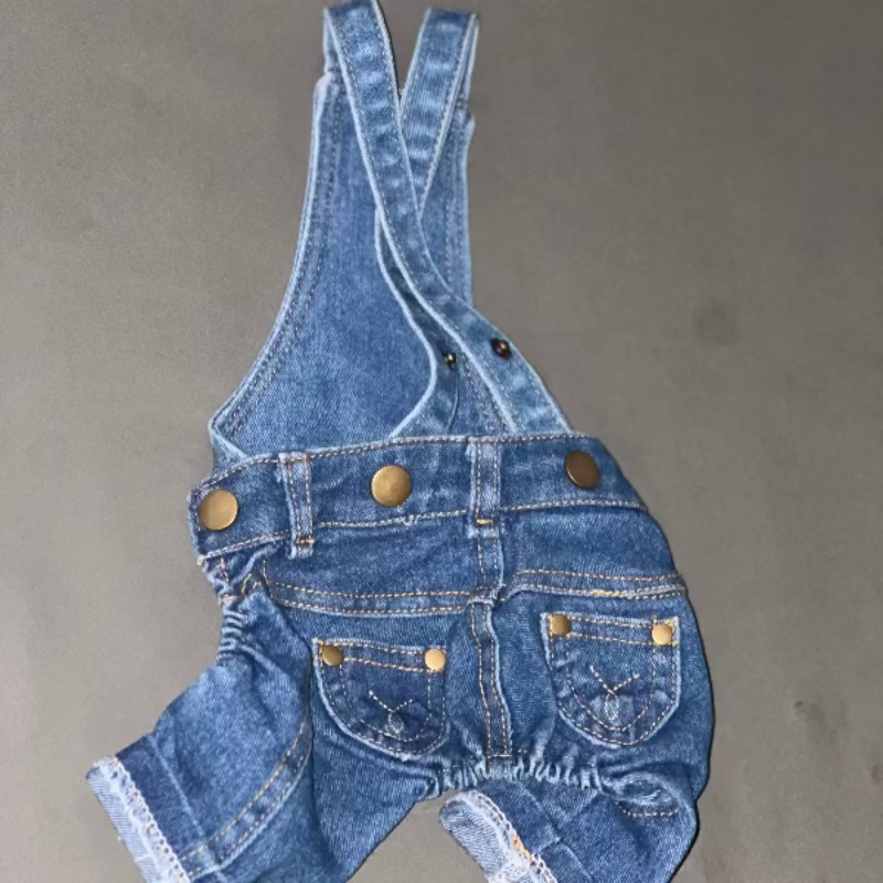 OVEROL DE MEZCLILLA PARA PERRO O GATO, UNA MEZCLILLA SUAVE QUE LES PROPORCIONA COMODIDAD, PERO SE VEN BIEN VESTIDOS, IDEALES PARA DIAS DE CALOR.