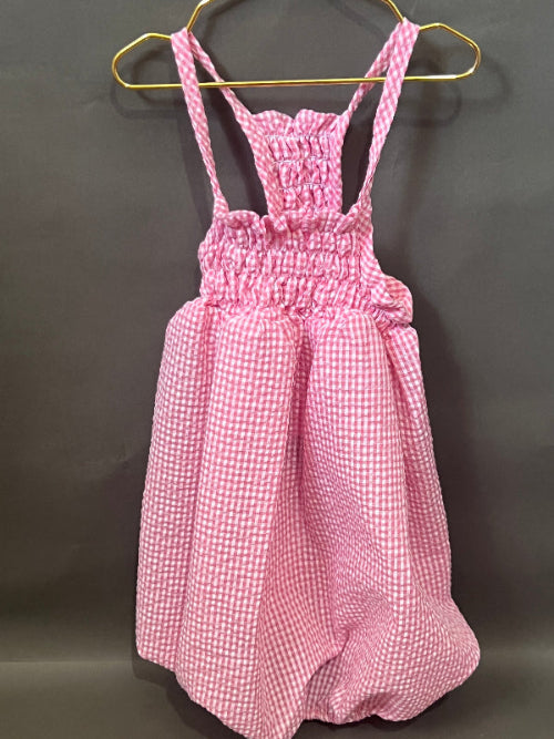 OVEROL DE TELA DE CUADROS EN COLOR ROSADO, LIVIANO, PARA DIAS DE CALOR, DE 4 PATAS, SIN MANGA. PARA PERRO DE RAZAS PEQUEÑAS.