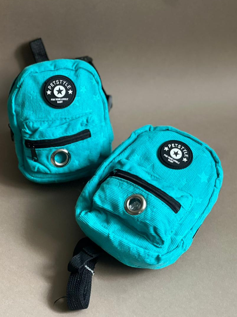 mochila azul para perro de varios colores para que cargue sus premios y bolsitas. Es liviana por lo que no le pesa. DOS TAMAÑOS