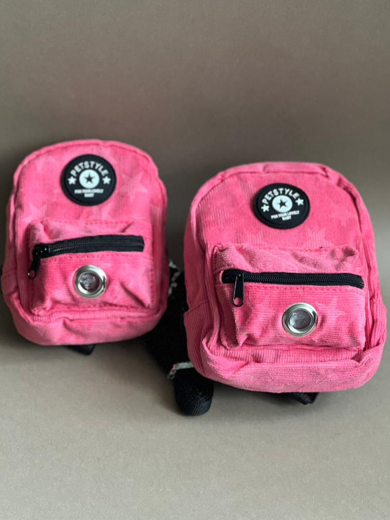 mochila rosa fuerte para perro de varios colores para que cargue sus premios y bolsitas. Es liviana por lo que no le pesa.