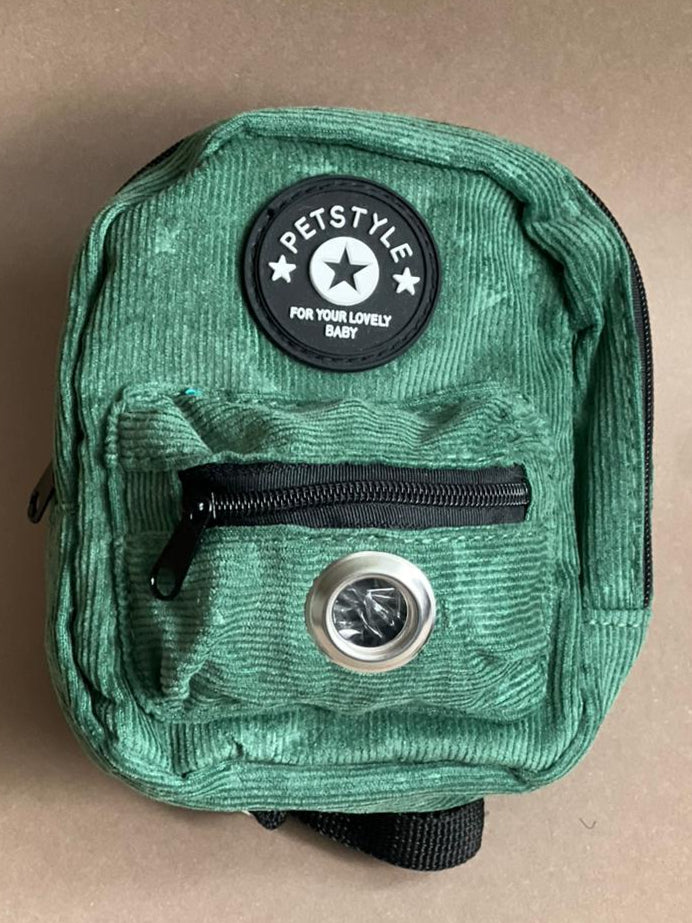 mochila verde oliva para perro de varios colores para que cargue sus premios y bolsitas. Es liviana por lo que no le pesa.