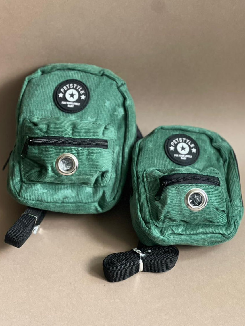 mochila verde olivo para perro de varios colores para que cargue sus premios y bolsitas. Es liviana por lo que no le pesa.DOS TAMAÑOS