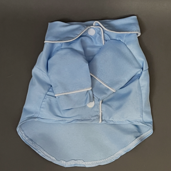 la pijama clàsica para razas pequeñas a mediana, es ligera, nada calurosa y tiene botones a presión. color azul