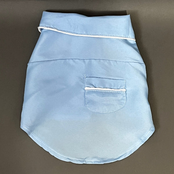 la pijama clàsica para razas pequeñas a mediana. color azul, es ligera, nada calurosa y tiene botones a presión.