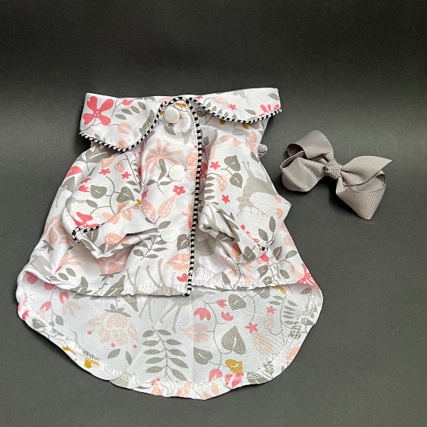 la pijama clàsica para razas pequeñas a mediana. estampado, es ligera, nada calurosa y tiene botones a presión.