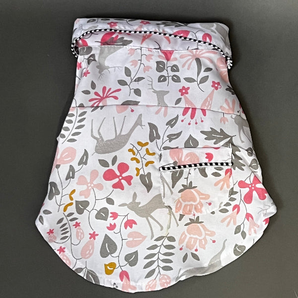 la pijama clàsica para razas pequeñas a mediana. estampado, es ligera, nada calurosa y tiene botones a presión.